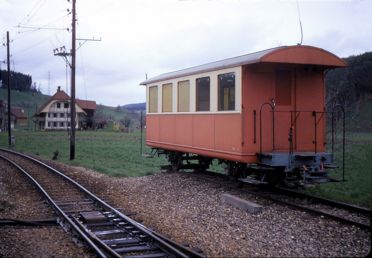 Die kleine Wagen B 16 der Oberaargau-Jura-Bahn (OJB) an der heute stillgelegten Endstation Melchnau, 26.April 1970. 