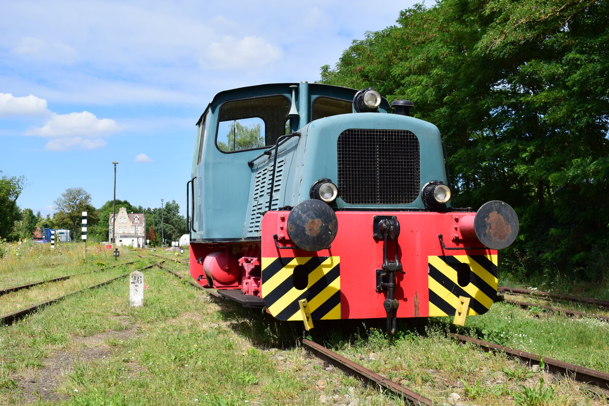 Die kleine Werkslok mit der Nummer 161 011-8 aus dem Hause Orenstein und Koppel Dortmund wurde 1956 an die Zuckerfabbrik Sehnde AG geliefert. 1993 wurde die Lok an die Zuckerverbund Nord AG nach Lehrte verkauft. Nachdem dort der Betrieb eingestellt wurde konnte man die Lok 2000 erwerben und so vor der Verschrottung retten. 

Loburg 23.07.2020