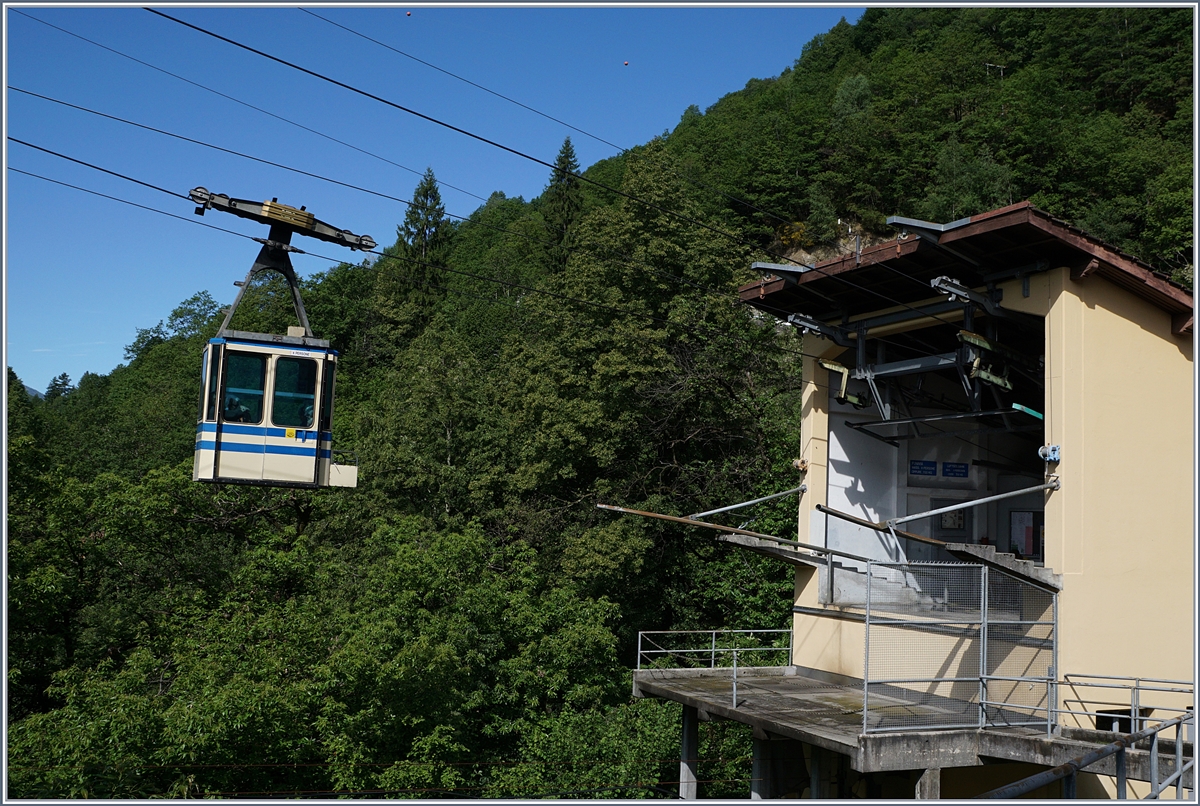 Die kleinen nur acht Reisende fassende Kabine der Luftseilbahn Verdasio Rasa erreciht die Talstation Verdasio. 
20. Mai 2017