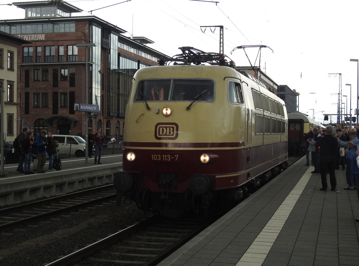 DIE KOBLENZER 103 113-7 KOPPELT IM HBF. ASCHAFFENBURG VOM SONDERZUG DES EV-HERBORN AB
Nachdem E-Lok 103 113-7 von KOBLENZ bis ASCHAFFENBURG den Sonderzug des
EISENBAHNVEREINS HERBORN nach MILTENBERG/MAIN gezogen hatte,koppelte sie im
HBF. ASCHAFFENBURG ab..den Rest der Strecke musste mangels Fahrdraht eine
Diesellok übernehmen...am 27.4.2019