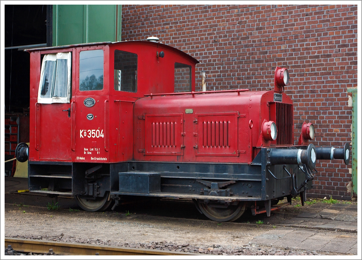 Die Kö 3504 ausgestellt am 28.04.2013 im Eisenbahnmuseum Darmstadt-Kranichstein.

Als eine der letzten Lokomotiven dieses alten Kleinloktyps, wurde diese 1956 von der Lokfabrik Gmeinder in Mosbach/Baden unter der Fabriknummer 4629 für die Albert-Chemie-Werke in Wiesbaden  (ab 1974 Hoechst AG) gebaut. Als an dieser Lok 1983 die Zwischenuntersuchung fällig wurde, musterte man sie aus. Da sie sich in einem guten Unterhaltungszustand befand, stiftete die Hoechst AG die Lok für die Fahrzeugsammlung des Eisenbahnmuseums Darmstadt-Kranichstein.

Technische Daten: 
Spurweite: 1.435 mm 
Bauart:  B dm
Höchstgeschwindigkeit: 12 km/h
Dienstgewicht:  11,4 t
Länge über Puffer:  5.575 mm
Leistung:  48 PS
Treibstoffvorrat:  56 l
Motor:  MAN W4VI2118B (4-Zylinder-Dieselmotor)
Hubraum: 8 l (4x Ø 120 x 180 mm)
max. Drehzahl: 1000 U/min

Die Kö 3504 entspricht in ihrer Konzeption den ersten bis zur Serienreife entwickelten Kleinlokomotiven mit mechanischem Getriebe, wie sie von der Deutschen Reichsbahn in der Leistungsgruppe I (bis 50 PS) beschafft wurden. Die Entwicklung dieser Lokomotive geht bis auf das Jahr 1932 zurück. 