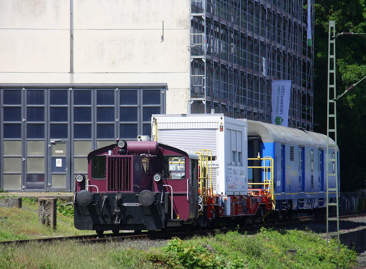 Die Köf (323-3) steht in Aachen-West.
Aufgenommen vom Bahnsteig in Aachen-West.  
Bei Sonnenschein am Mittag vom 20.5.2017.