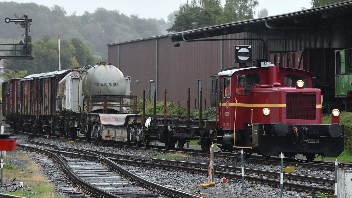 Die Köf 332 306-0 zieht zum  Feierabend  einige Güterwagen wieder auf das Gelände des Eisenbahnmuseums in Bochum-Dahlhausen. (September 2018)
