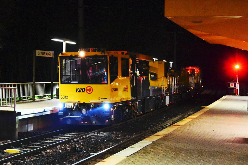 Die Kölner Robel-Wagen 6312, 6614 und 6313 auf Probefahrt in Bonn am frühen Morgen des 13.12.2017. Hier zu sehen in Bonn Dransdorf.
