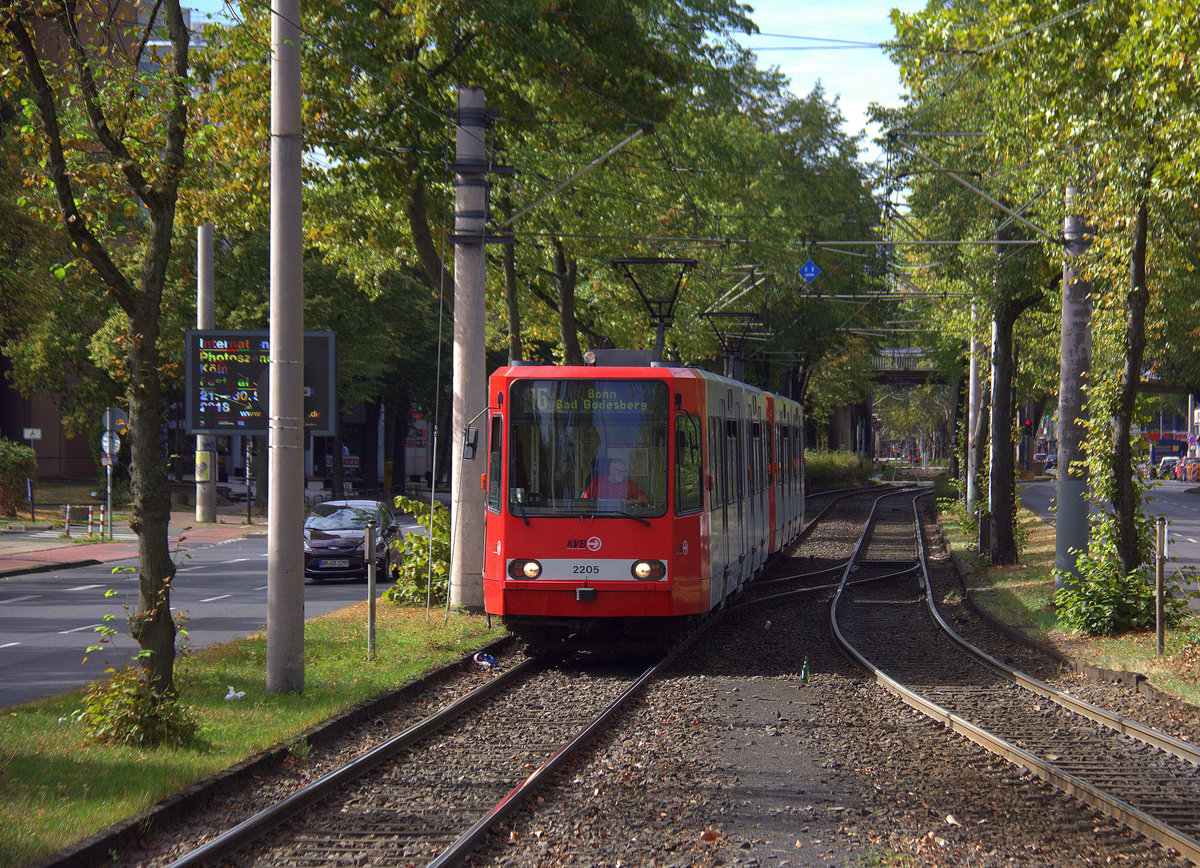 Die Kölner Straßenbahnline 16 fährt nach Bonn-Bad-Goedesberg und fährt in Richtung Köln-Süd.
Aufgenommen an der Haltestelle Eifelwall in Köln-Süd.
Bei Sommerwetter am Vormittag vom 9.9.2018.