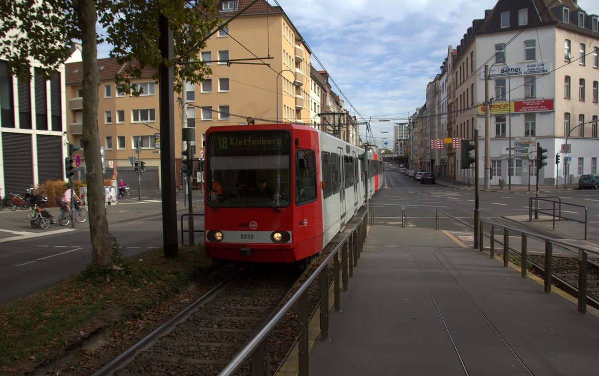 Die Kölner Straßenbahnline 18 von Köln-Ubierring nach Köln-Klettenberg und durch die Stadt Köln und hält gleich in Köln-Eifelwall und nach Köln-Klettenberg. Aufgenommen an der Haltestelle Eifelwall in Köln-Süd. Bei Sommerwetter am Vormittag vom 9.9.2018.