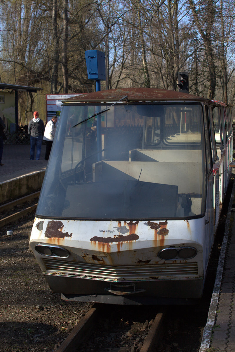 Die könnte, falls die Instandsetzung gelingt, ein TW mit BW der Halleschen Parkeisenbahn auf der Peißnitzinsel werden. 26.03.2016  15:43 Uhr.