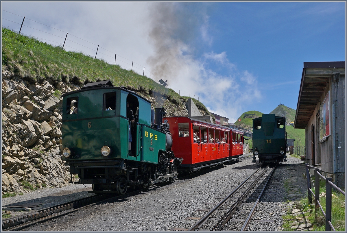 Die Kohle befeuerte BRB H 2/3 N° 6 ist auf der Brienzer Rothorn eingetroffen. 
7. Juli 2016