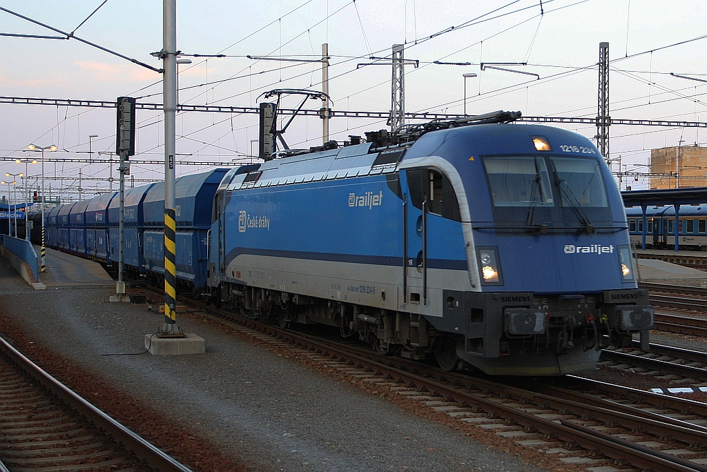 Die Kohle fährt scheinbar Railjet: ÖBB 1216 234-5 fährt am Abend des 18.August 2018 durch den Bahnhof Breclav.