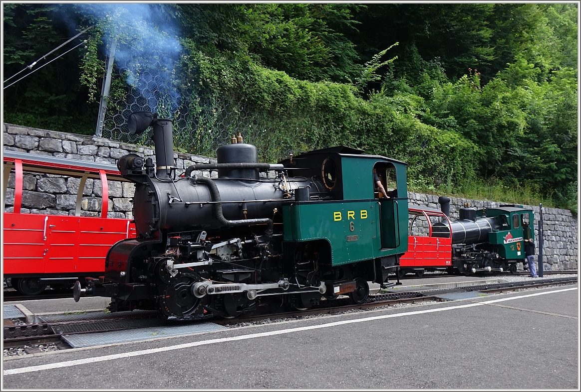 Die kohlegefeuerte Dampflok 6 beim Rangieren in Brienz.
(08.07.2016)