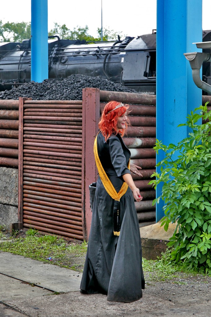 Die Kohlenprinzessin des Dampflokomotiv Museum bittet an den XXI.Meininger Dampfloktage um noch mehr Kohle...
Bild vom 5.9.2015
