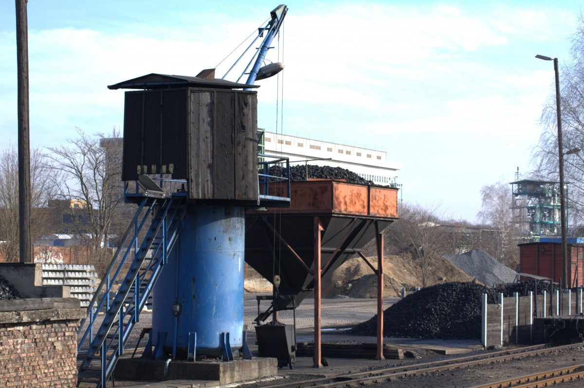 Die Kohlevorräte sind aufgefüllt,die Lößnitzgrundbahn kommen...hier in Radebeul Ost,01.02.2014, 12:48 Uhr 