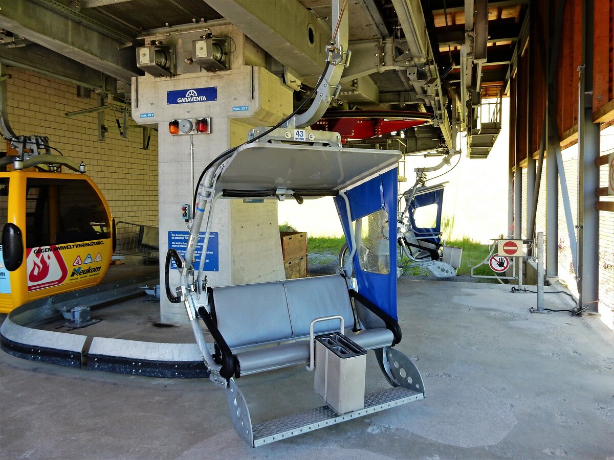 Die Kombibahn Braunwald-Gumen ist seit Dezember 2007 eine Umlaufbahn, bei der abwechselnd 4er-Gondeln und 2er-Sessel verkehren. Diese Art von Kombination ist weltweit einzigartig und garantiert ein Fahrerlebnis besonderer Art. Es sind 21 4er-Gondeln und 63 2er-Sessel im Einsatz - 23.06.2016