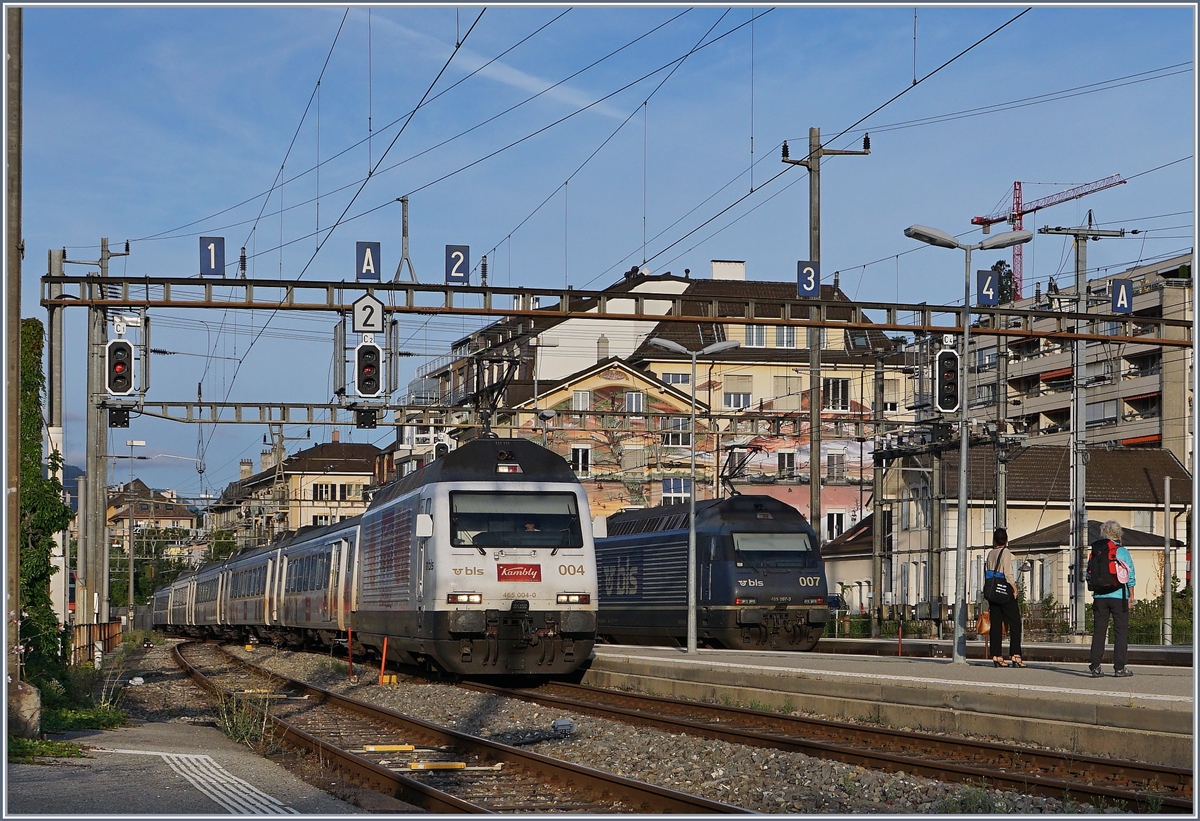Die eine kommt, die andere geht: die BLS Re 465 004  Kambly  erreicht mit ihrem RE 3915 von La Chaux-de-Fonds - Bern den Bahnhof von Neuchâtel, während die BLS Re 465 007 mit dem Gegenzug Neuchâtel in Richtung La Chaux-de-Fonds verlässt. 

13. Aug. 2019