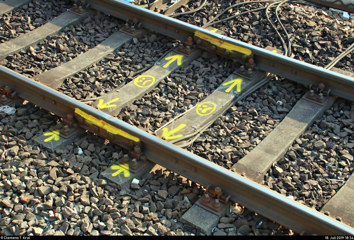 Die Kommunikation mit Smileys schreitet auch bei der Bahn voran...
Blick auf einen Schienenstoß auf Gleis 20 des Bahnhofs Berlin Springpfuhl auf dem Berliner Außenring (BAR | 6012), der offensichtlich reparaturbedürftig ist, was durch örtliche Markierungen nicht übersehen und ferner bei vorbeifahrenden Zügen nicht überhört werden kann.
Aufgenommen vom S-Bahnsteig (Gleis 20/21).
[18.7.2019 | 18:34 Uhr]