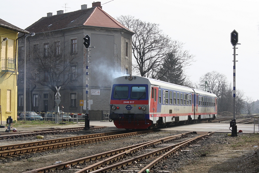 Die Kraftstoffverbrennung scheint nicht ideal zu sein. GySEV 446 517-1 (ehemals BB 5147) als R 7719 von Wr. Neustadt nach Sopron am 08.Mrz 2014 auf der EK mit der Kossuth Lajos beim Bf. Sopron-Deli.