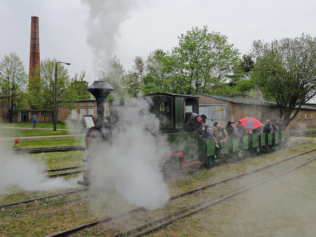 Die  Krauss-Lokomotive aus Nürnberg auf 500 mm fährt am 13. Mai 2017 im Ziegeleipark Mildenberg.