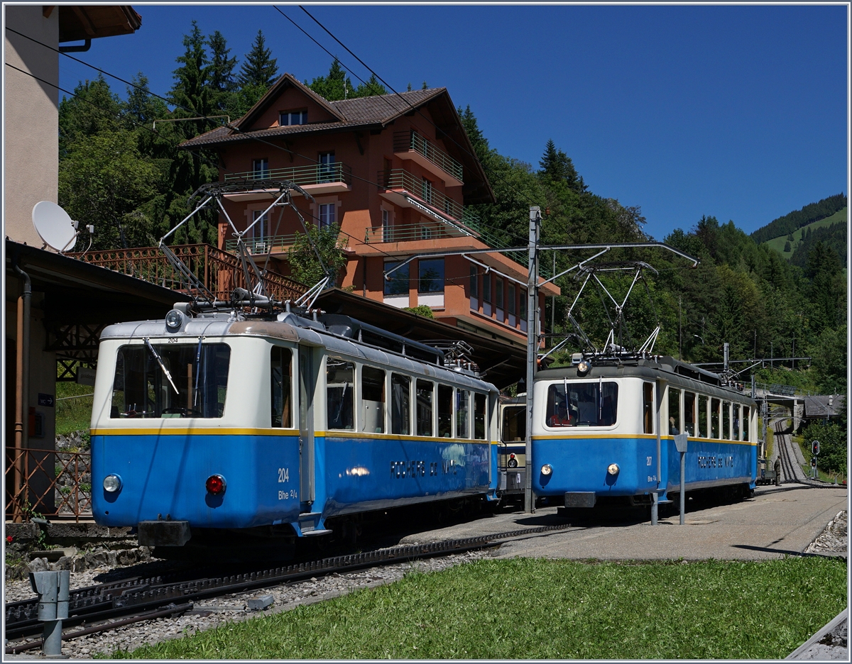 Die Kreuzung in Caux wird zur Geduldsprobe, denn neben den zu sehenden Bhe 2/4 204 und 207 sind noch je zwei Bhe 4/8 in Vielfachsteuerung mit Vorstellwagen unterwegs und auch der Bhe 203 auf Bergfahrt so dass die Gleise in Glion bis auf den letzten Zentimeter für die Kreuzung ausgenutzt werden.
3. Juli 2016
