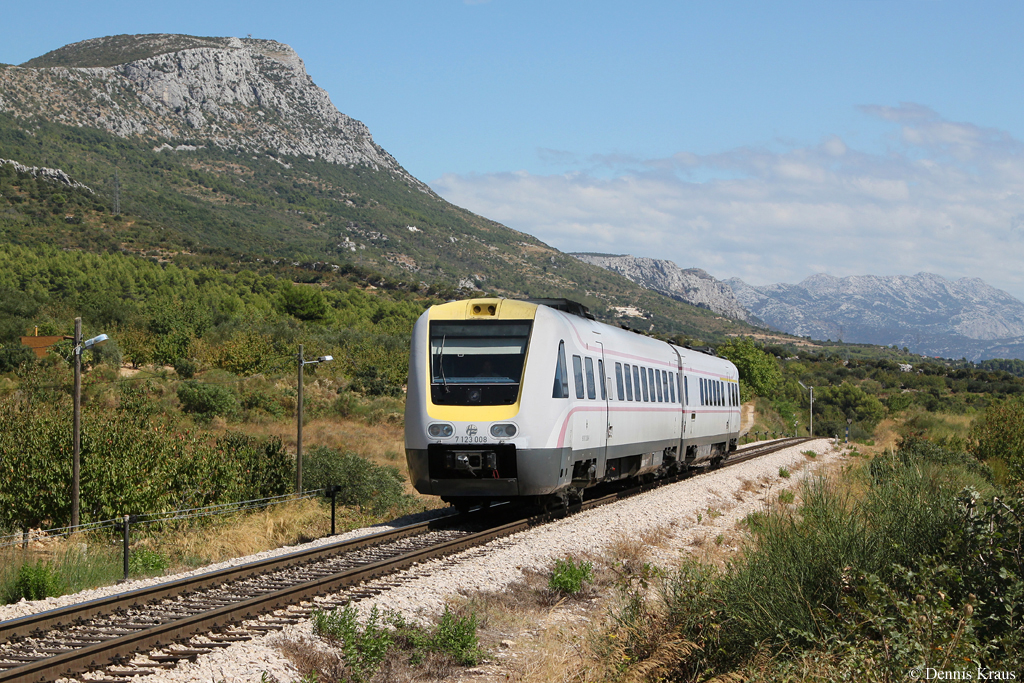 Die kroatische Baureihe 7123 entspricht der deutschen Baureihe 612. Urspr�nglich wurden 8 Triebz�ge an die HZ geliefert, von denen ist mittlerweile wegen diverser Unf�lle und gro�en Sch�den an den Fahrzeugen nur noch ein Triebwagen einsatzbereit! 7123 007/008 ist am 28.08.2013 als ICN 522 von Split nach Zagreb unterwegs, hier bei Kastel Stari.