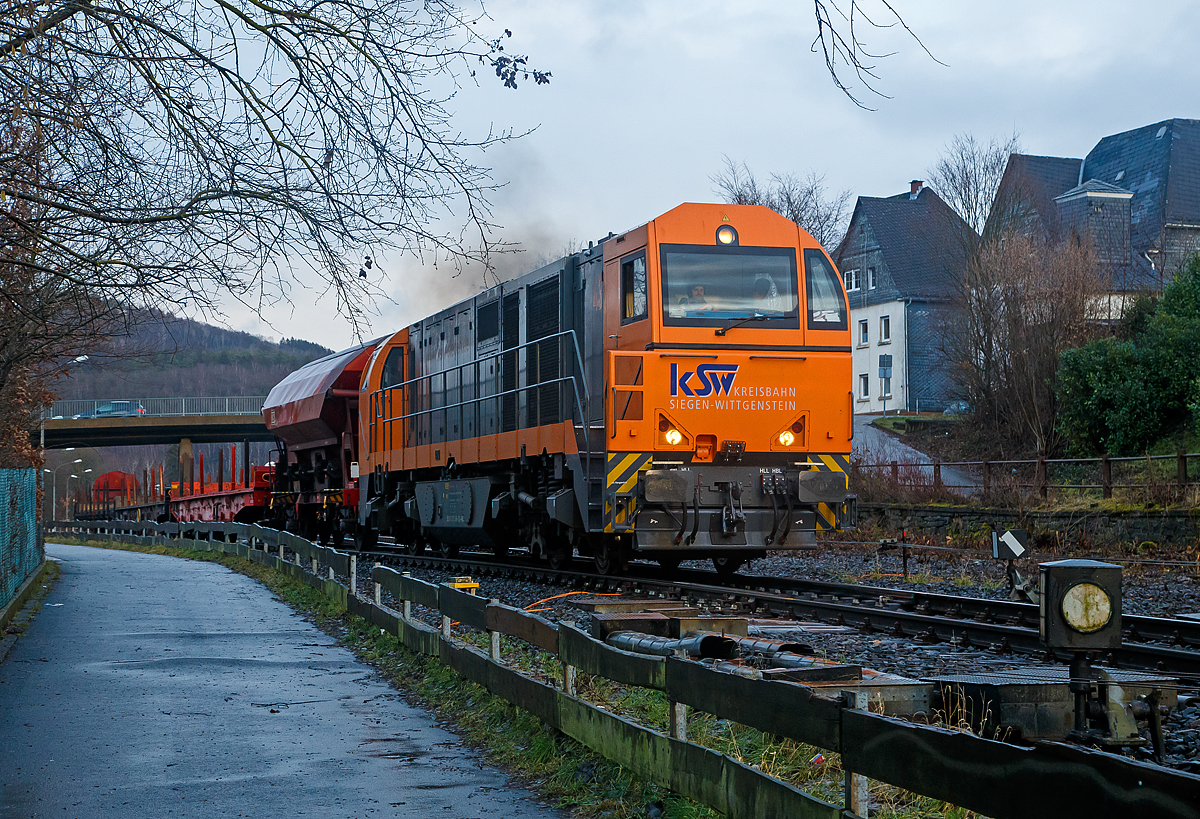 Die KSW 43 (92 80 1273 018-2 D-KSW) der KSW (Kreisbahn Siegen-Wittgenstein), verlässt am 29.01.2021 mit einem Übergabezug den KSW Rbf Herdorf (Betriebsstätte Freien Grunder Eisenbahn - NE 447), und fährt via Betzdorf (Sieg) nach Kreuztal.

Die Lok 43 der KSW ist eine asymmetrische MaK G 2000 BB. Sie wurde 2002 bei Vossloh unter der Fabriknummer 1001327 gebaut und hat einen Caterpillar Motor 3516 B-HD mit 2.240 kW Leistung, die Höchstgeschwindigkeit beträgt 120 km/h.