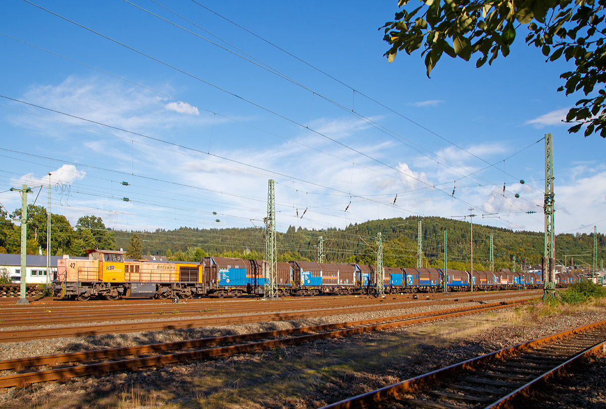 
Die KSW Lok 42 (92 80 1277 902-3 D-KSW) eine Vossloh MaK G 1700 BB, der Kreisbahn Siegen-Wittgenstein (KSW) kommt am 18.09.2015 mit dem Coilgüterzug in Betzdorf/Sieg an. Danach geht es gemeinsam mit der Lok 41 über die Hellertalbahn nach Herdorf.