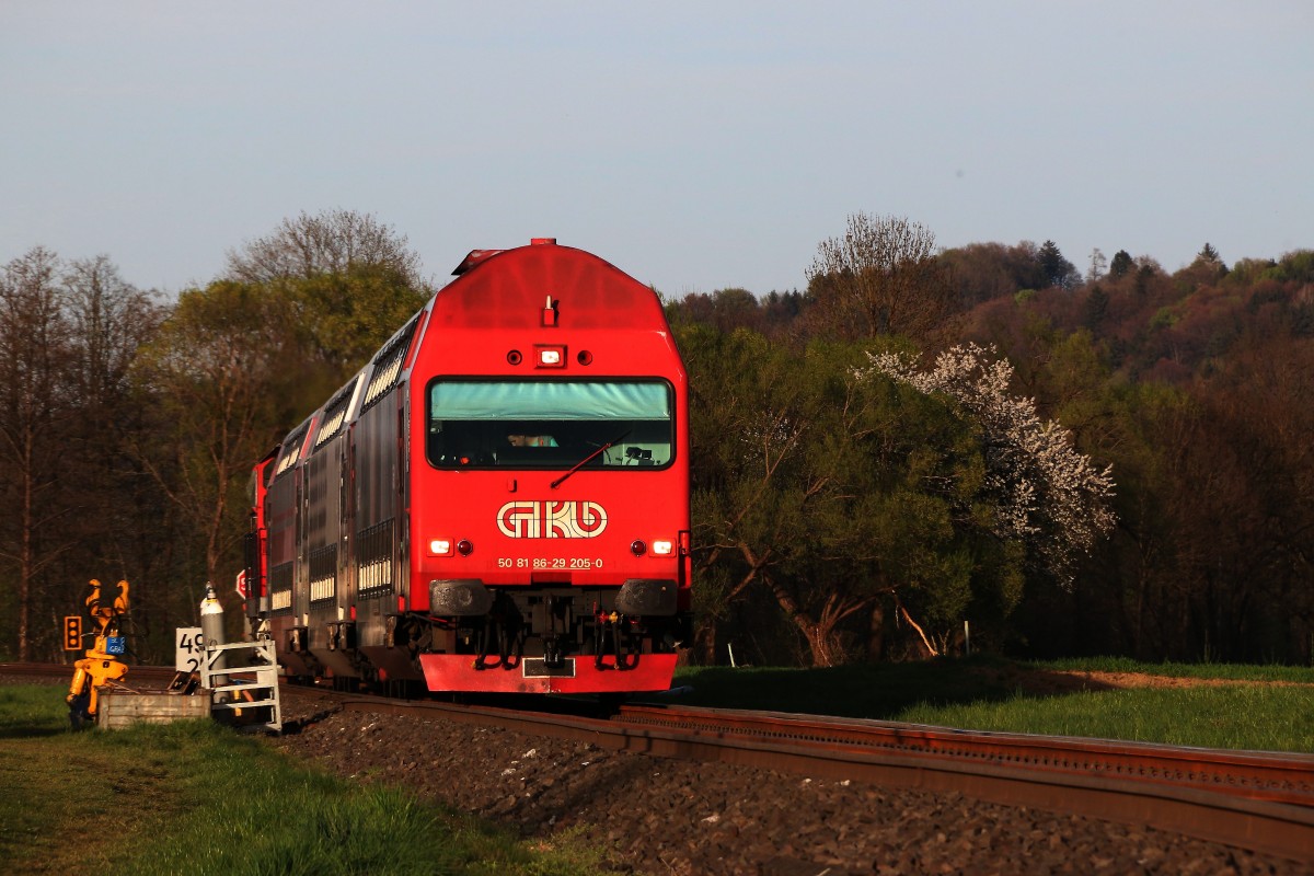 Die  Künstlerische  Beklebung der Dosto Wagen der Graz Köflacher Eisenbahn mag Geschmackssache sein. BS 205 mit seinem Satten Rot an der Stirn ist allerdings genau mein Fall. 17.04.2015 bei Wies Markt 