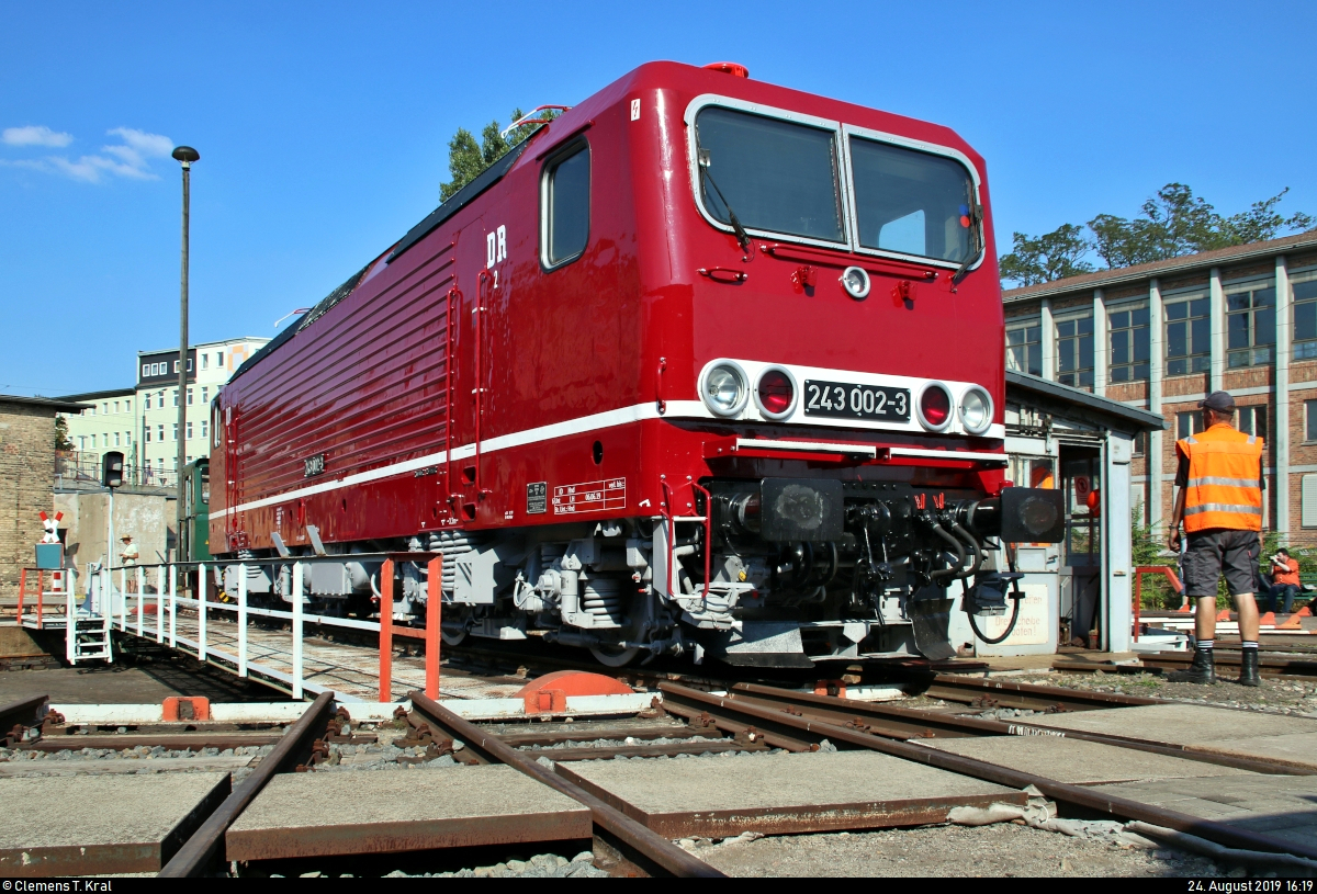 Die kürzlich umlackierte 143 002-4 (243 002-3) der Traditionsgemeinschaft Bw Halle P e.V. steht anlässlich des Sommerfests unter dem Motto „Von der Reichsbahn zur DB AG“ auf der Drehscheibe des DB Musems Halle (Saale) und wird in wenigen Augenblicken für Führerstandsmitfahrten bereitgestellt.
[24.8.2019 | 16:19 Uhr]