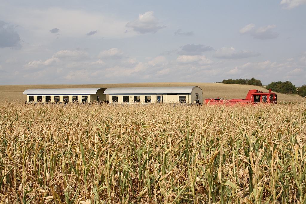 Die  Kukuruz-Bahn : BIF 2062 053-1 am 27.August 2017 mit dem SLP 17111 zwischen Raggendorf und Matzen.