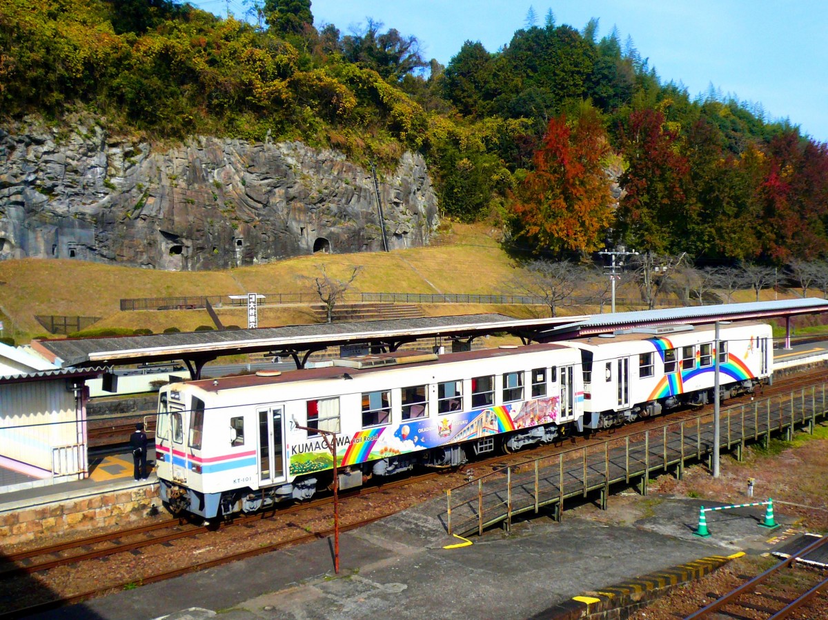 Die Kumagawa-Bahn hat 8 Triebwagen: 101-104 (mit Quersitzen, ohne Toilette), 201-203 (mit Lngssitzen und Toilette) wurden 1989 fr die Erffnung der Bahn als Drittsektorlinie gebaut. Der achte Wagen ist ein ehemaliger JR-Wagen Serie KIHA 31. Im Bild steht das Paar 101-201 in Hitoyoshi fr die Fahrt an die Berge bereit. Wagen 201 war ein Geschenk der japanischen Lotteriegesellschaft. 29.November 2010. 