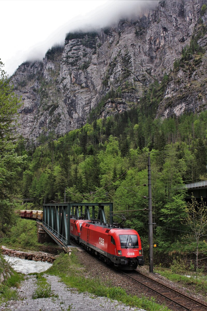 Die Kummerbrücke kurz vor dem Bahnhof Gstatterboden überspannt und ist von hohen schroffen Felsen umgeben.
Am 18.5.2023 fährt der SWGN58668 mit der 1116 261 und der 1016 024 von Eisenerz kommend nach Leoben Donawitz über die Kastenbrücke in Richtung Selzthal.