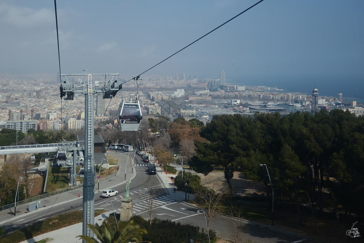 Die kuppelbare Einseil-Kabinenbahn  Telefèric de Montjuïc  führt über eine Strecke von 752 Metern auf einen der beiden Hausberge von Barcelona. (Februar 2012)