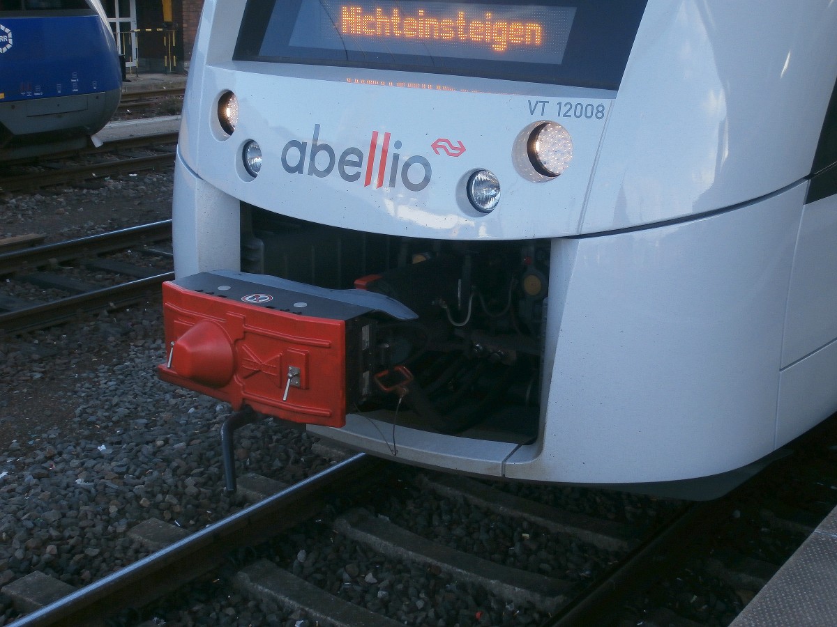 Die Kupplung und Scheinwerfer des Abellio Rail VT12008 im Düsseldorf HBF.
Die Kupplung ist noch geschützt. Heute verkehrt VT 12008 mit anderen Triebwagen von Abellio Rail als S7 von Düsseldorf nach Wuppertal-Oberbarmen.

Düssleodrf HBF 14.04.2014
