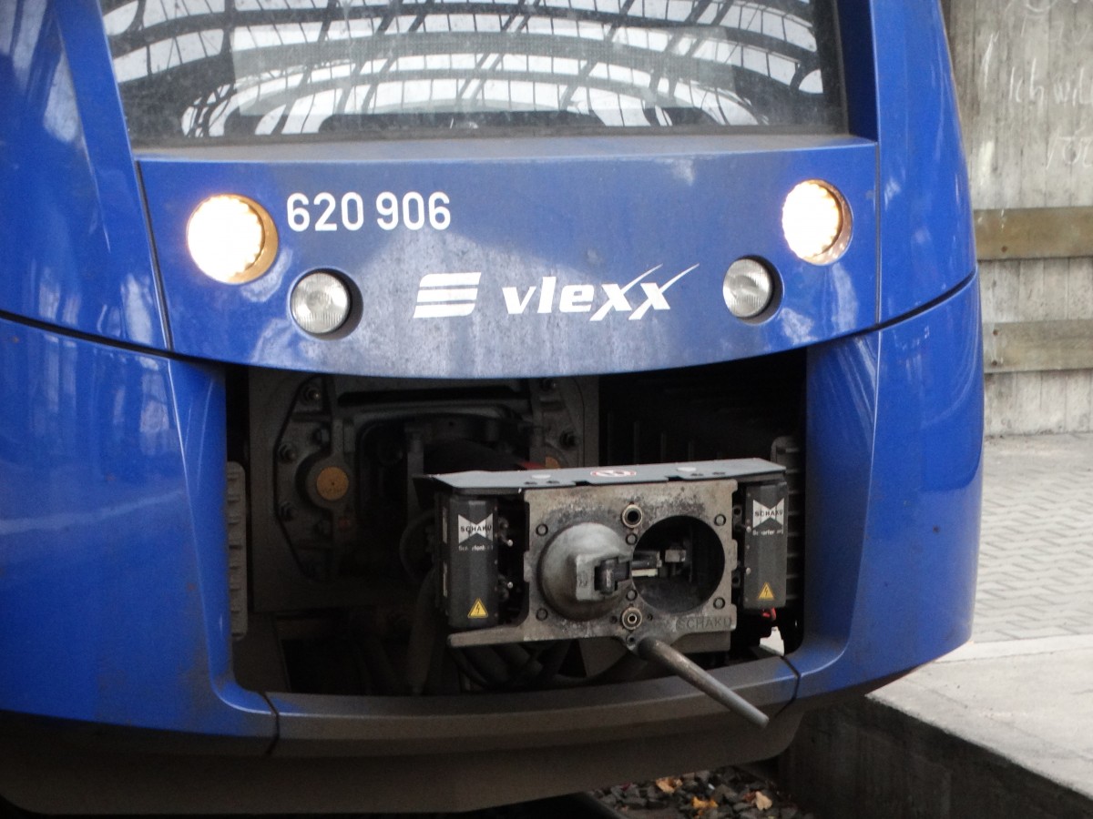 Die Kupplung und die Scheinwerfer eines Vlexx Lint 81 (620 906) in Frankfurt am Main Hbf am 21.11.15