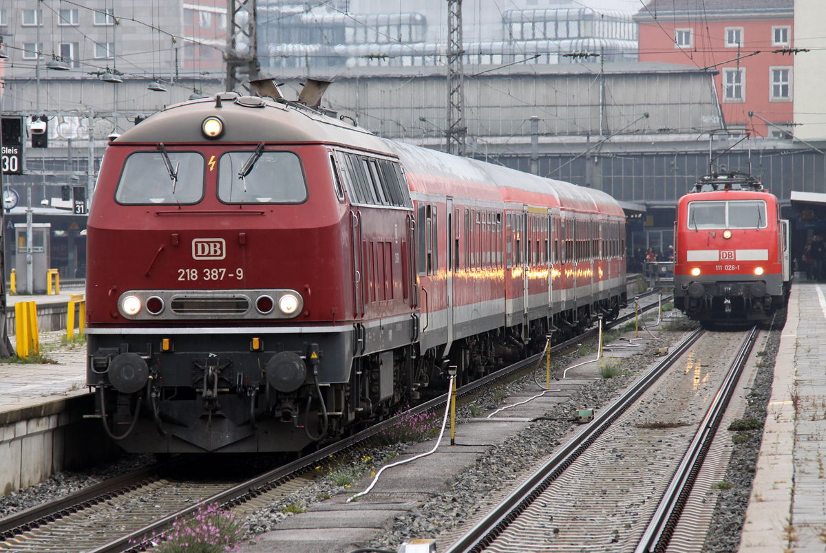 Die Kurhessenbahn 218 387-9 mit der RB nach Kempten und 111 026-1 mit RB nach Mittenwald im Bundesbahnhof Mnchen am 05.10.2013