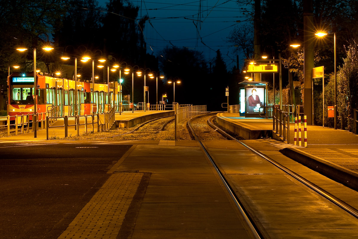Die KVB-Haltestelle der Linie 9 erstrahlt bei Nacht.