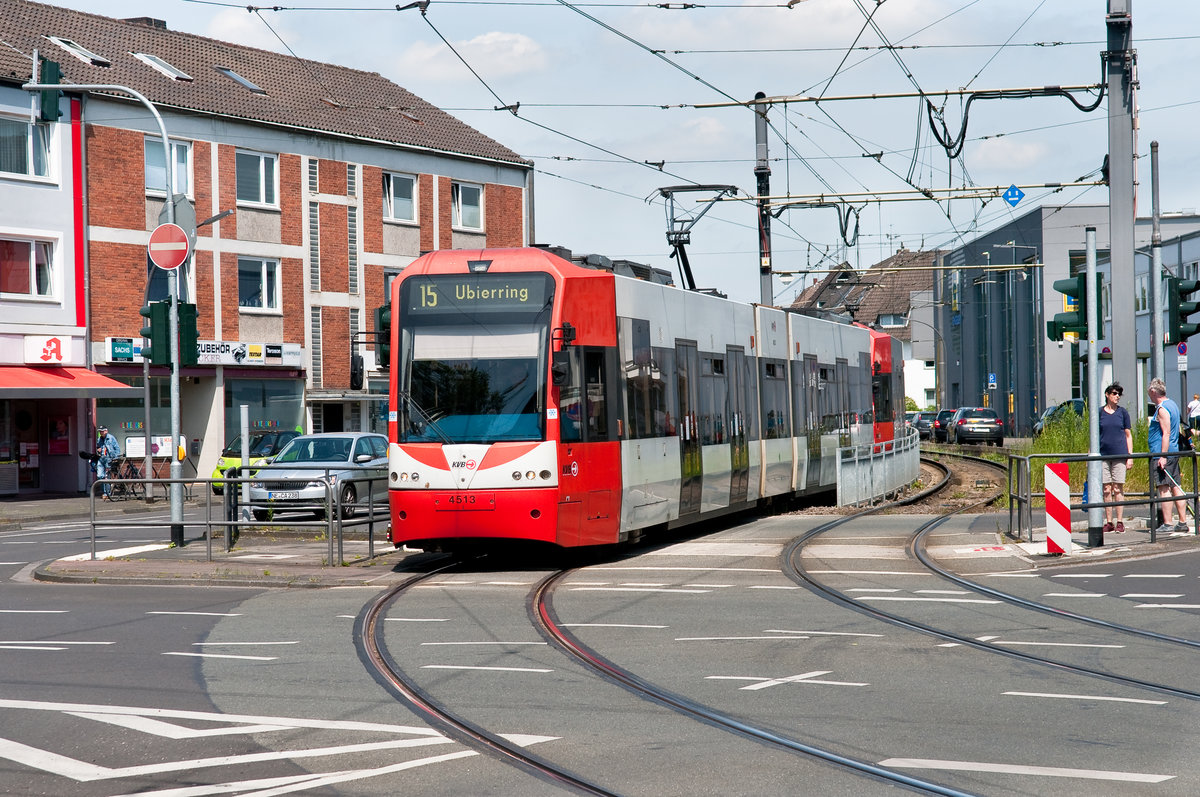 Die KVB Linie 15 mit der Wagennummer 4513 auf dem Weg zum Ubierring. Aufgenommen am 1.6.2019.