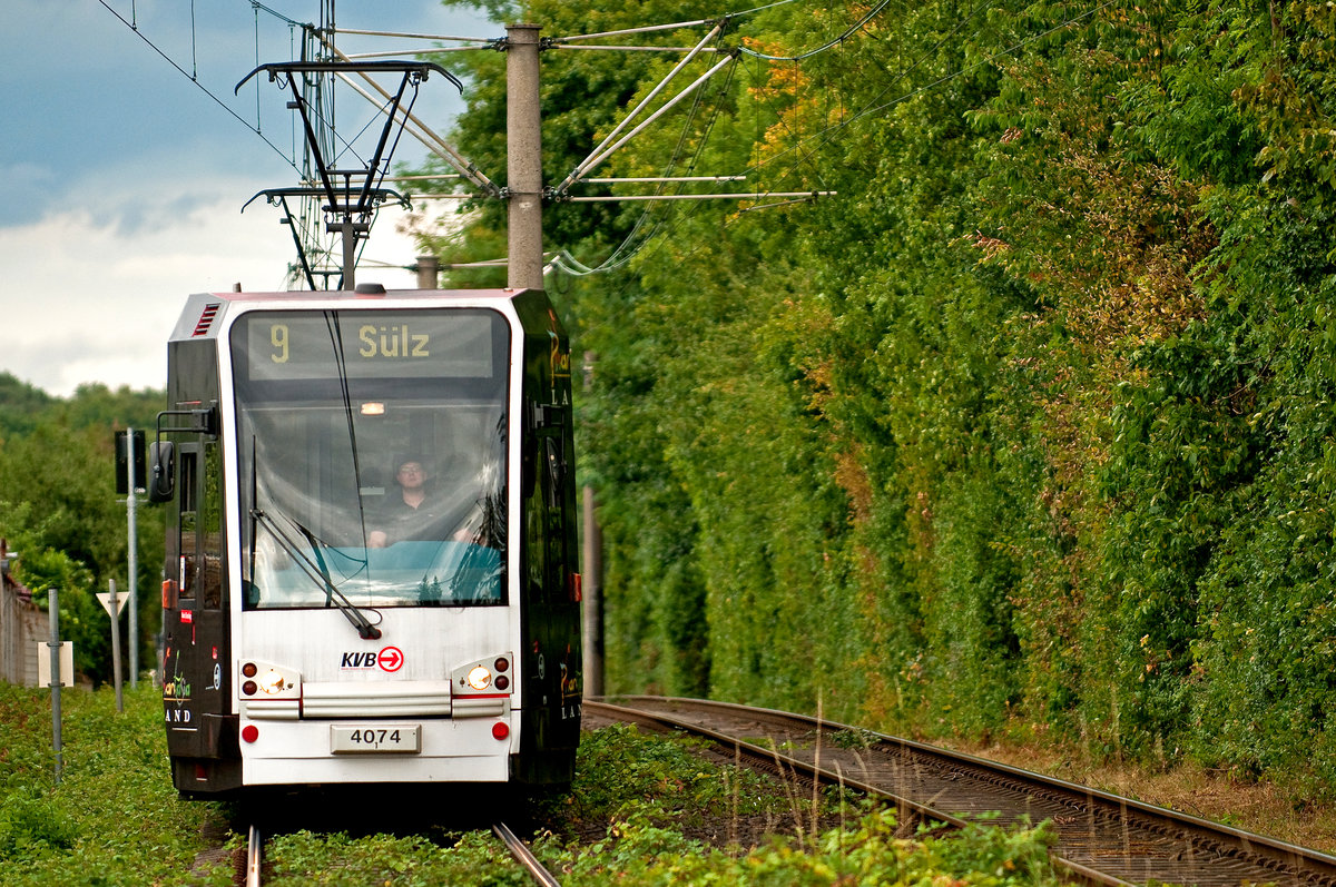 Die KVB Linie mit der Wagennummer 4074 auf dem Weg nach Sülz. Aufgenommen am der KVB Haltestelle Rath/Heumar am 31.7.2019.