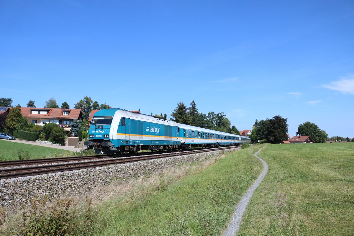 Die Länderbahn ALEX Siemens Eurorunner 223 061 mit dem ALEX nach Lindau/Oberstdorf am 29.08.18 bei Kempten 