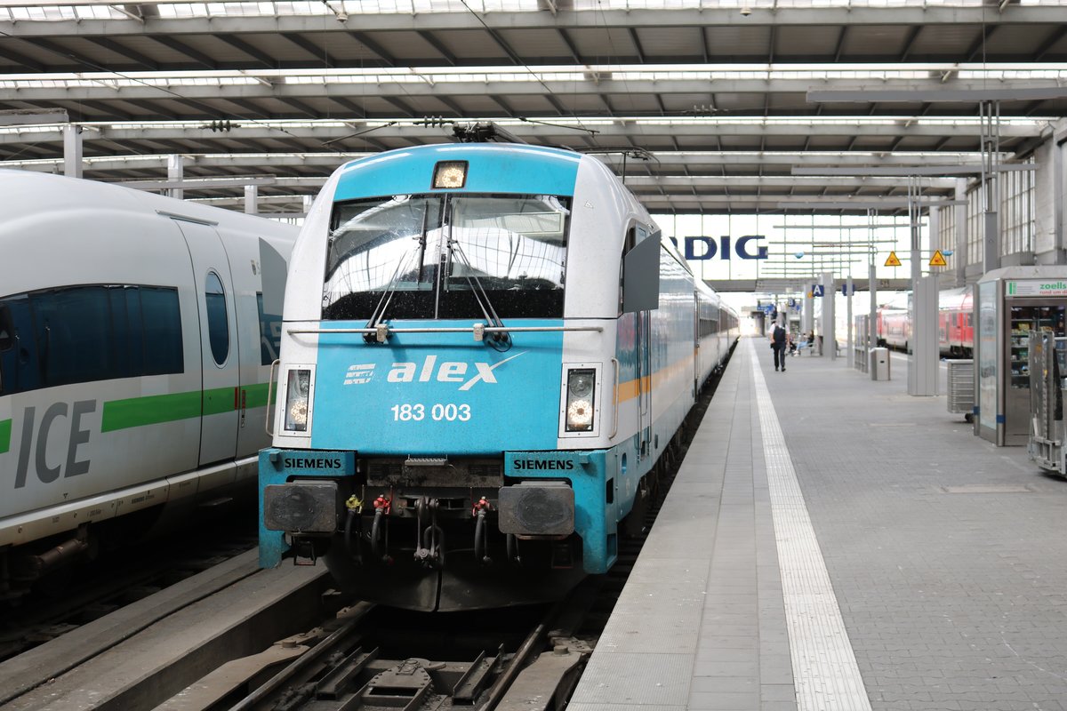 Die Länderbahn ALEXA 183 003-3 mit dem ALEX aus Hof am 14.08.20 in München Hbf