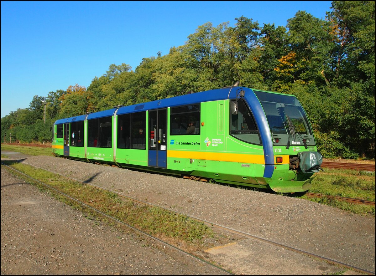 Die Länderbahn BR654, VT33 am 10.10.21 Bf. Lužná u Rakovníka.
