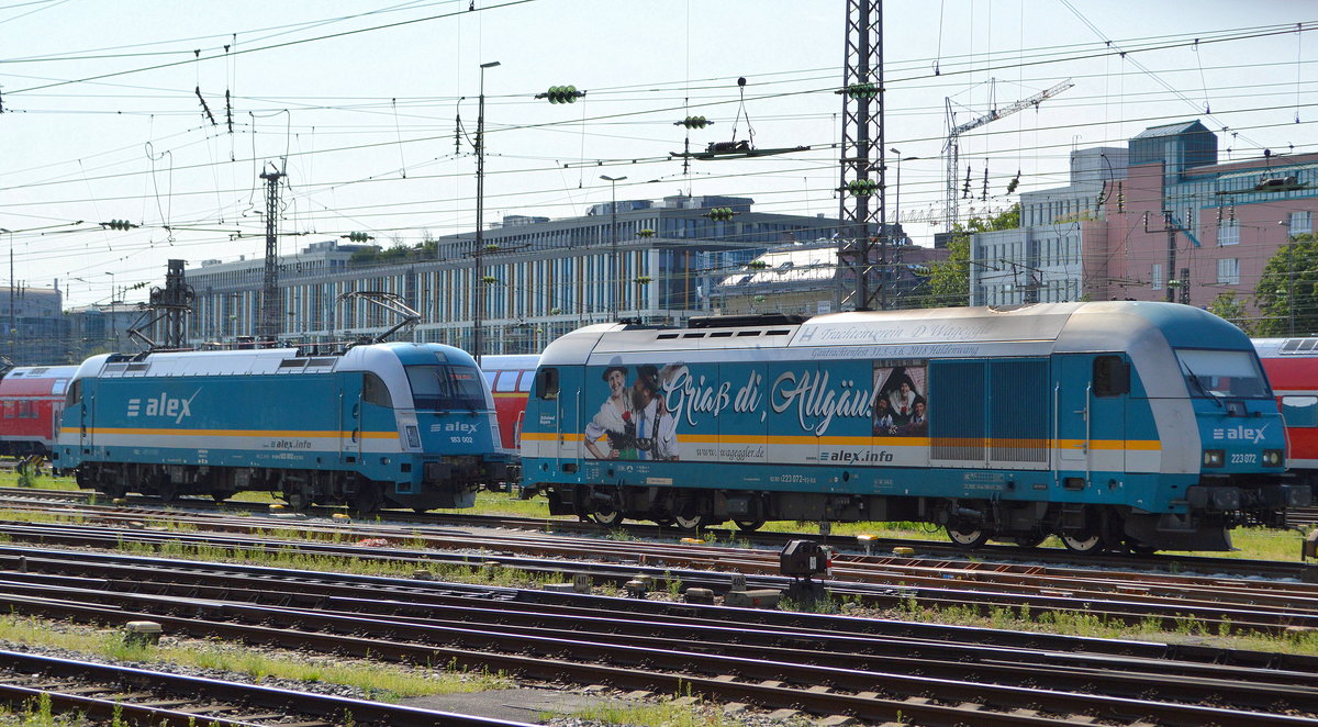 Die Länderbahn GmbH DLB, Viechtach [D]/alex mit  183 002  [NVR-Nummer: 91 80 6183 002-5 D-DLB] +  223 072  [NVR:  92 80 1223 072-0 D-DLB ] abgestellt im Vorfeld des Münchener Hbf. am 11.08.20