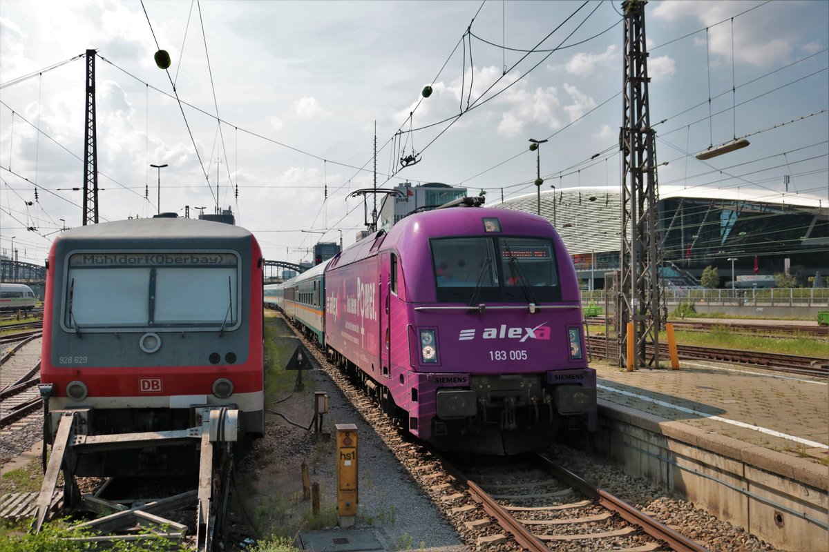 Die Länderbahn Siemens Taurus ALEXA 183 005-8 mit dem ALEX aus Hof am 11.08.20 in München Hbf