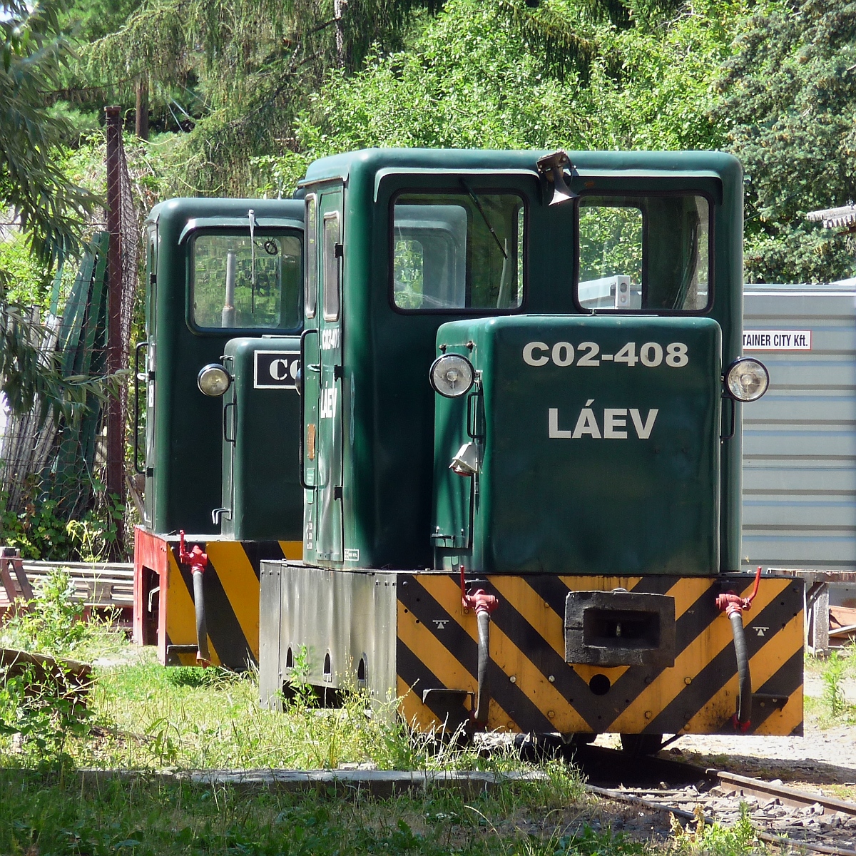 Die LAEV hat neben den beiden großen D02 noch zwei kleinere Dieselloks, hier C02-408 in Miskolc-Majlath, 10.7.16 