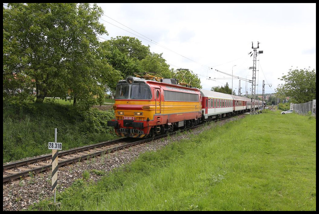 Die Laminatka 240061-2 hat hier am 16.5.2019 um 9.05 Uhr gerade mit dem R 832 den Bahnhof Podhajska verlassen und ist nun auf dem Weg nach Bratislava.