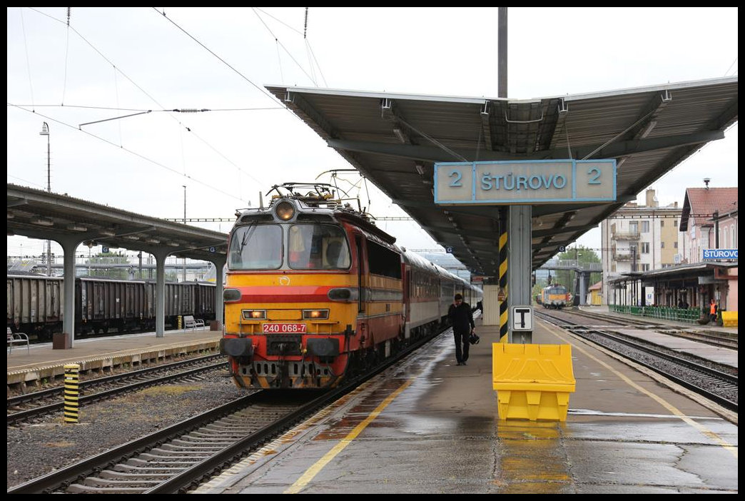 Die Laminatka 240068-7 wartet hier im Grenzbahnhof Sturovo am 15.5.2019 um 11.25 Uhr vor dem aus Budapest gekommenen Metropolitan auf die Weiterfahrt nach Prag.