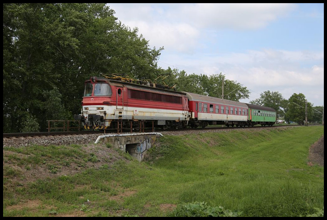 Die Laminatka 240115 hat hier am 17.5.2019 um 14.42 Uhr gerade mit ihrem Zug 5222 nach Surany den Bahnhof Ulany nad Zitavou verlassen.