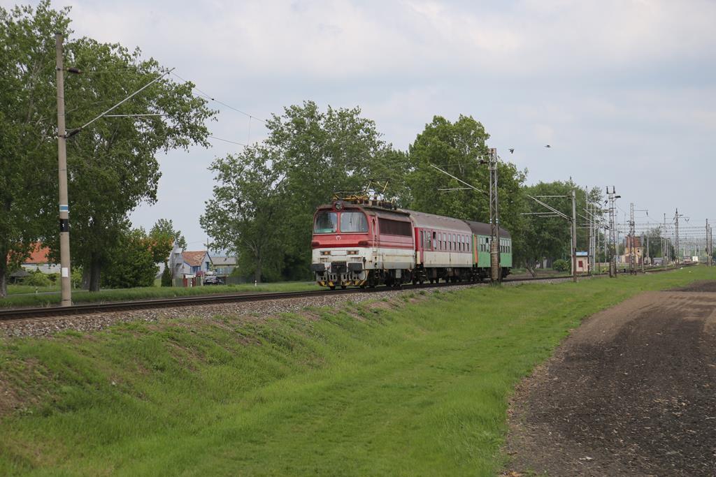 Die Laminatka 240115 hat hier gerade am 17.5.2019 um 14.42 Uhr als Zug 5222 nach Surany den Bahnhof Ulany nad Zitavou verlassen.