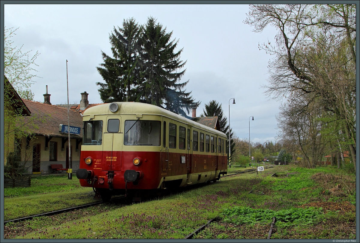 Die landschaftlich schöne Strecke Lovosice - Most wird nur noch an Wochenenden und Feiertagen von wenigen Zugpaaren befahren. Im kleinen Bahnhof von Třebívlice (Triblitz) legt M240.0113 am 17.04.2016 einen kurzen Halt ein, bevor die Fahrt weiter nach Lovosice geht.