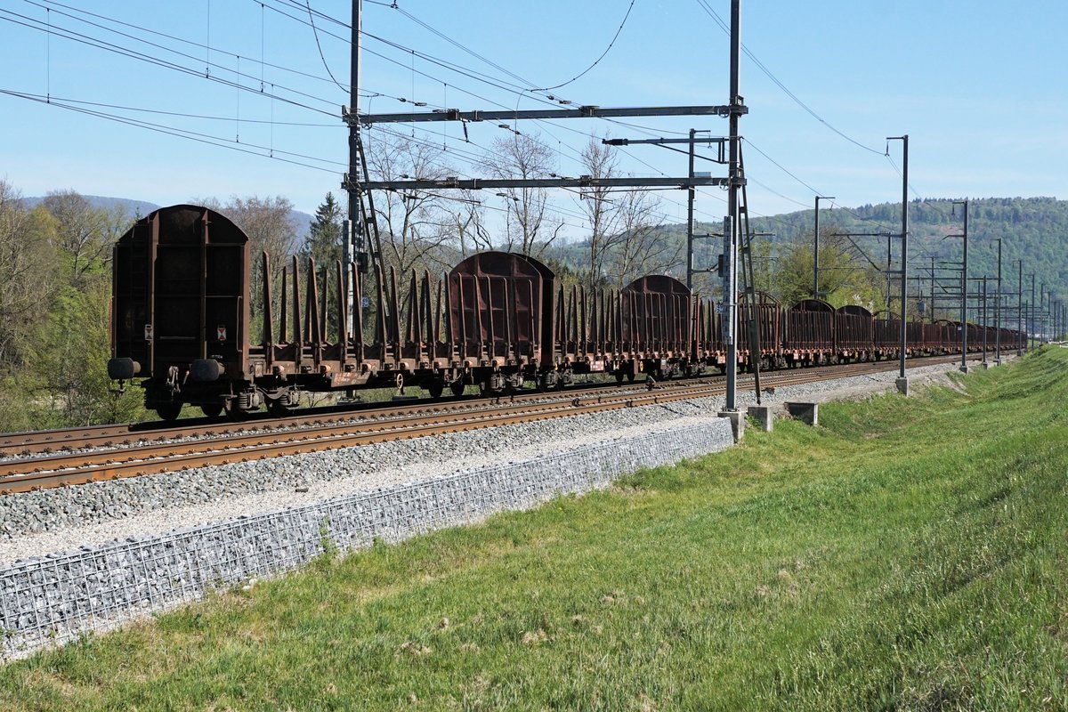 Die leeren Holzwagen gemäss ID 1202012 brachte am 15. April 2020 die Re 420 245-3 von Langenthal GB nach Basel Badischer Bahnhof.
Der lange und seltene Blockgüterzug wurde bei Rothrist verewigt.
Foto: Walter Ruetsch