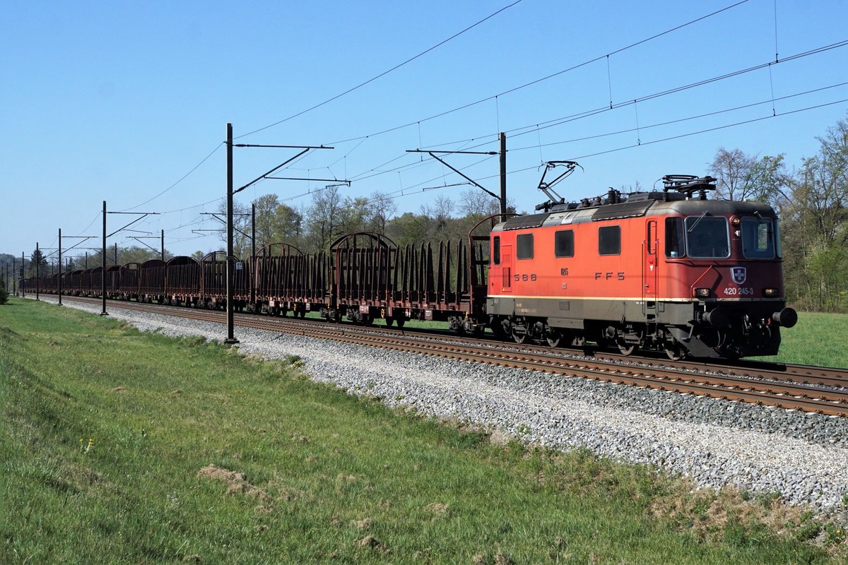 Die leeren Holzwagen gemäss ID 1202012 brachte am 15. April 2020 die Re 420 245-3 von Langenthal GB nach Basel Badischer Bahnhof.
Der lange und seltene Blockgüterzug wurde bei Rothrist verewigt.
Foto: Walter Ruetsch